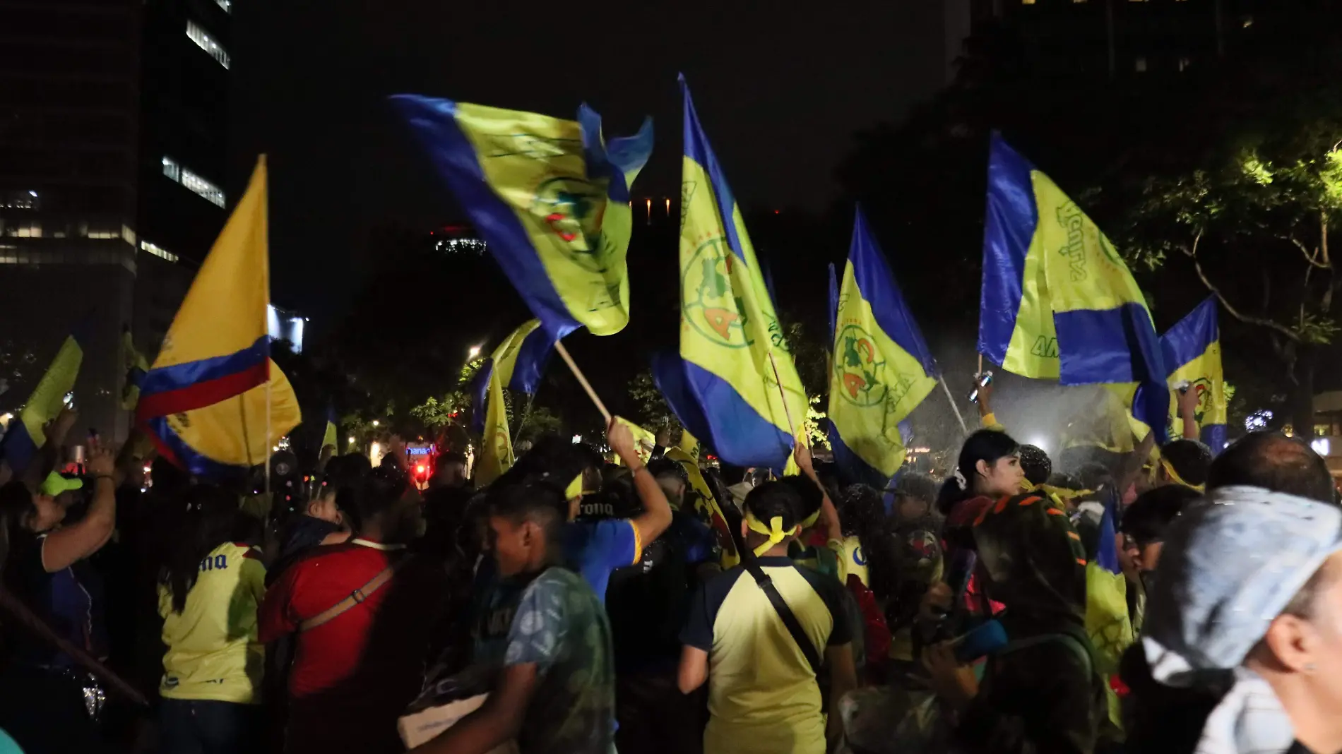 Aficionados del América celebran en el Ángel de la Independencia el bicampeonato